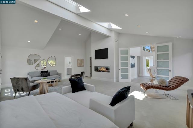 127 Caminar Way, Walnut Creek CA: https://media.crmls.org/mediaz/51a91ce4-5f41-4bbe-a12c-abfdd8d212c2.jpg