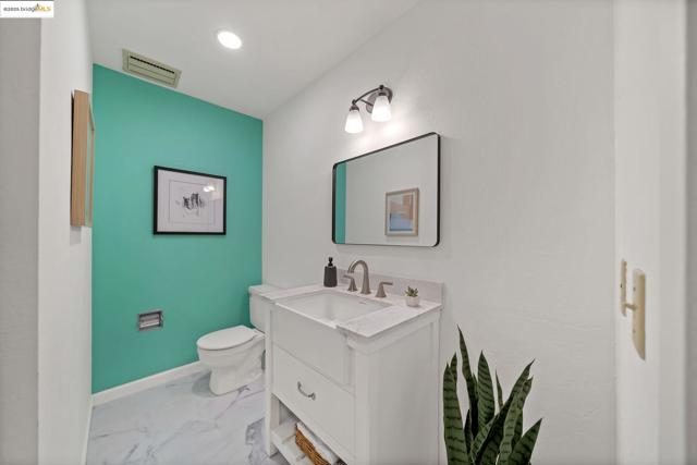 3501 35Th Ave, Oakland CA: https://media.crmls.org/mediaz/51a931fd-81cd-4693-95f0-b934e3ba26d5.jpg