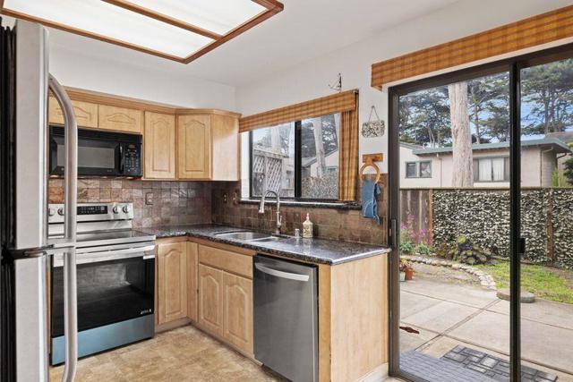 126 Cypress Lakes Court, Marina CA: https://media.crmls.org/mediaz/51a95da6-6e61-4dac-b305-1858dffb7803.jpg