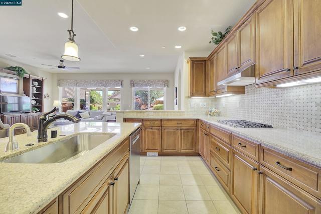 1648 Chianti Ln, Brentwood CA: https://media.crmls.org/mediaz/51a99a5f-5eec-45a0-aab7-eb387a66fe15.jpg