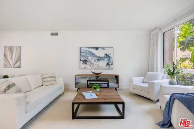 5333 Zelzah Avenue, Encino CA: https://media.crmls.org/mediaz/51a9f639-77fb-4ae3-a14e-c0f4faaf4052.jpg