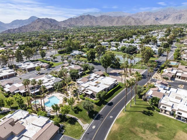 72416 Sommerset Drive, Palm Desert CA: https://media.crmls.org/mediaz/51aa049e-ed2b-496f-bafa-bf5e4340c49a.jpg