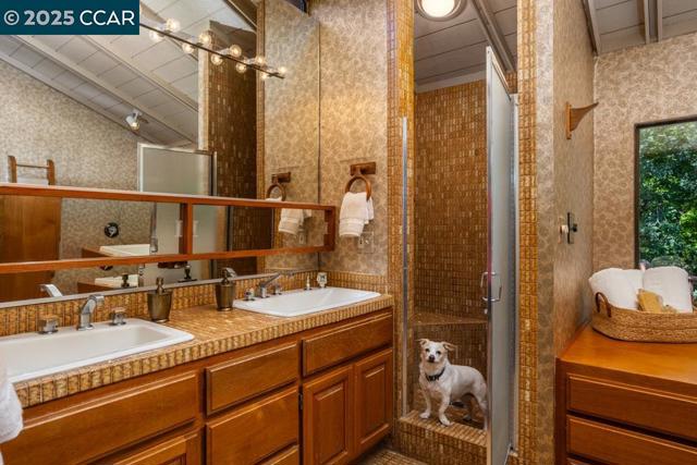 216 Castle Glen Rd, Walnut Creek CA: https://media.crmls.org/mediaz/51aa1762-f217-407e-b24d-7e6ea166c74f.jpg