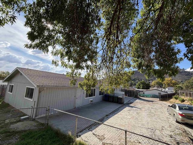 8209 8211 Jema Way, Lakeside CA: https://media.crmls.org/mediaz/51aa321c-7da0-4e02-997f-c2fd1f9823b6.jpg