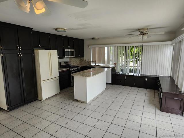 9020 Penticton Way, San Diego CA: https://media.crmls.org/mediaz/51ab3e53-bfef-4301-a163-61cbc23cce38.jpg