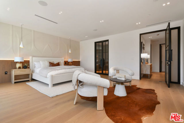 112 S Valley Street, Toluca Lake CA: https://media.crmls.org/mediaz/51ab460f-f4d8-440d-bba1-126c2360b906.jpg