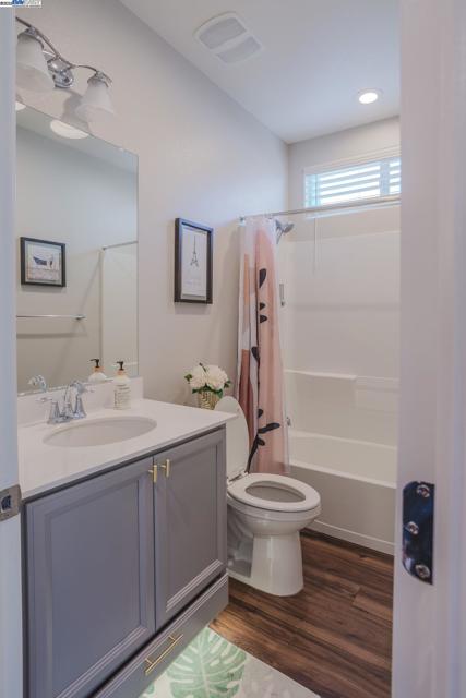 2239 Jessica Way, Tracy CA: https://media.crmls.org/mediaz/51abba5c-2a21-47e5-a551-7ee5ce1f8504.jpg