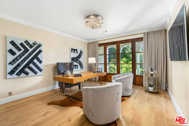 9249 Burton Way, Beverly Hills CA: https://media.crmls.org/mediaz/51acb773-9839-46e6-b126-c8e3935b054e.jpg