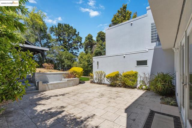2912 Hillside DR, Burlingame CA: https://media.crmls.org/mediaz/51acd057-2e0f-4aef-b9af-98a2aec9bbb1.jpg