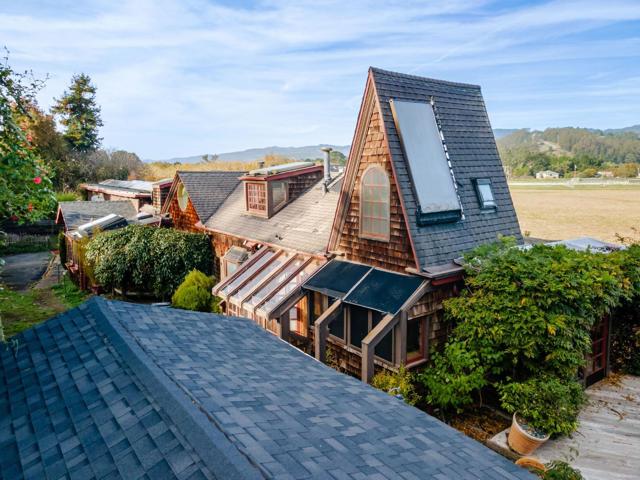 1009 Miramontes Street, Half Moon Bay CA: https://media.crmls.org/mediaz/51ada32a-c18a-4a17-98ff-bbee3ed890e1.jpg