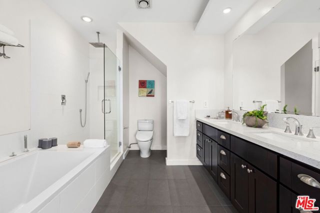 12320 Ridge Circle, Los Angeles CA: https://media.crmls.org/mediaz/51ae8a04-db22-4086-846e-064aa2f06bfd.jpg