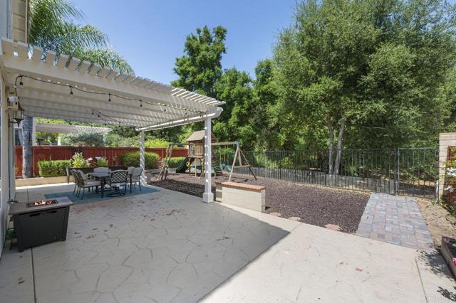 Detail Gallery Image 2 of 45 For 29745 Nandina Dr, Escondido,  CA 92026 - 5 Beds | 2/1 Baths