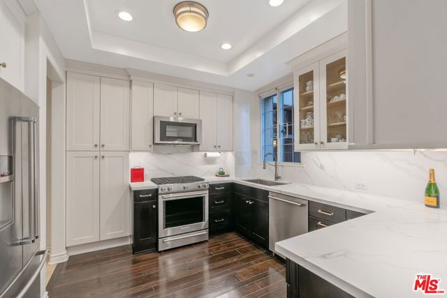 308 N Sycamore Avenue, Los Angeles CA: https://media.crmls.org/mediaz/51b08b3b-233f-4e0b-b880-5a994be8100d.jpg