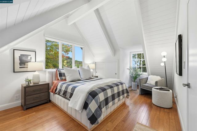 129 Spring Rd, Orinda CA: https://media.crmls.org/mediaz/51b19338-bb22-4b31-a045-7703eec41872.jpg