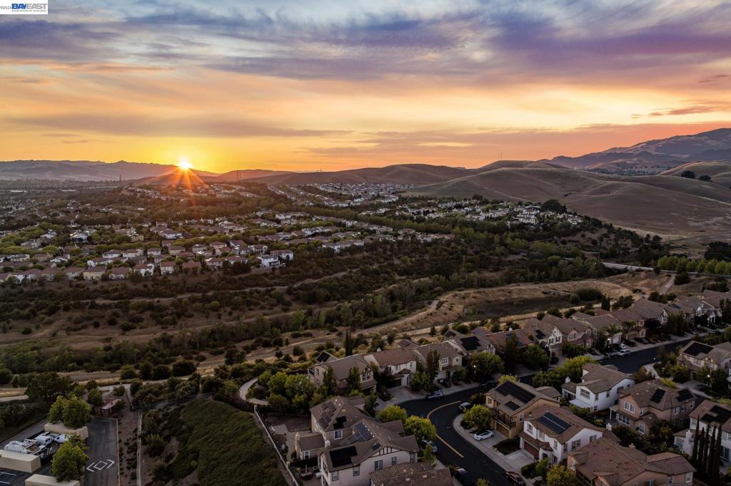 https://media.crmls.org/mediaz/51b1af3e-cd6e-4f8d-8045-b79b8031e33b.jpg?preset=X-Large