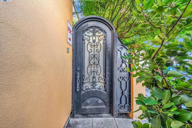 400 Wayne Ave, Oakland CA: https://media.crmls.org/mediaz/51b1be47-1500-41ee-9d2a-ceaaf470be27.jpg