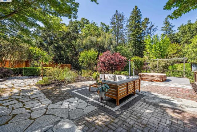 3296 Walnut Ln, Lafayette CA: https://media.crmls.org/mediaz/51b39762-f585-421e-a886-3c0eae1b1eb8.jpg