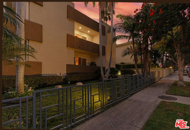 1233 N Laurel Avenue, West Hollywood CA: https://media.crmls.org/mediaz/51b3d029-f0b5-4bb2-beb1-3571c646132a.jpg