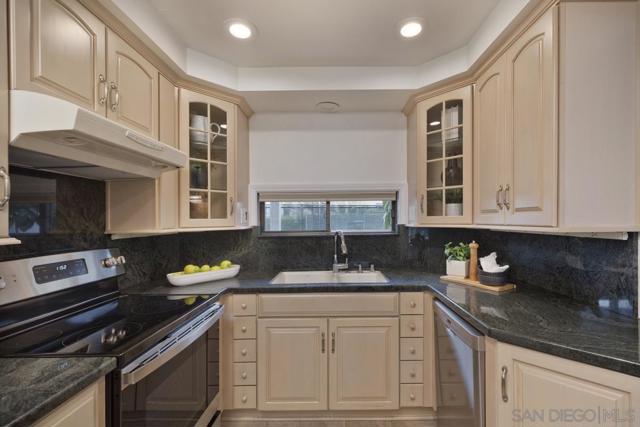 8263 Camino Del Oro, La Jolla CA: https://media.crmls.org/mediaz/51b3dfff-9cb4-4fe4-be2b-0a47378bfcb3.jpg