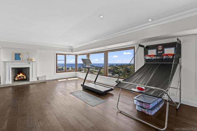 6404 La Jolla Scenic Drive S, La Jolla CA: https://media.crmls.org/mediaz/51b4f65a-3033-4f31-b69e-5d99a965a0ed.jpg
