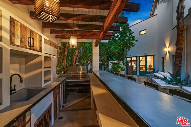8249 Marmont Lane, Los Angeles CA: https://media.crmls.org/mediaz/51b6274d-e498-48c6-8f5a-e792759f667b.jpg