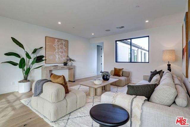 1246 Morningside Way, Venice CA: https://media.crmls.org/mediaz/51b66ed0-13aa-42d2-a4c1-1882b0045b78.jpg
