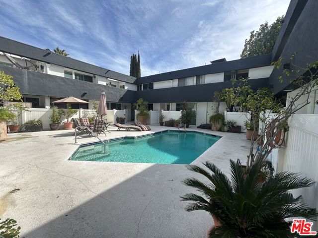 5142 Zelzah Avenue, Encino CA: https://media.crmls.org/mediaz/51b6deba-1a85-4614-a296-d467c9fccc67.jpg