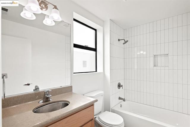 121 City Limits Cir, Emeryville CA: https://media.crmls.org/mediaz/51b85424-1dd3-4ac3-a146-02504c67107f.jpg