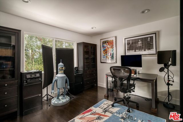 11372 Brill Drive, Studio City CA: https://media.crmls.org/mediaz/51b855ab-af13-48f1-82b9-0832530df419.jpg