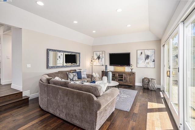 3868 Orion Ct, Pleasanton CA: https://media.crmls.org/mediaz/51b97692-fe1b-45e6-bfc7-6bb2395ec5bb.jpg