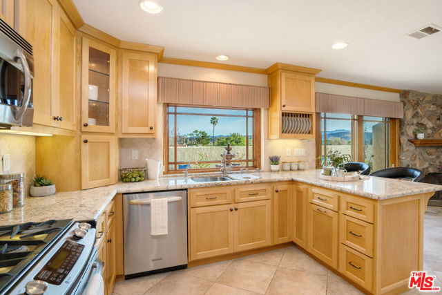 3086 Indian Mesa Drive, Thousand Oaks CA: https://media.crmls.org/mediaz/51ba9156-0417-441c-afbe-1f956399868a.jpg