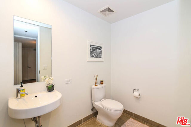 6250 HOLLYWOOD Boulevard, Los Angeles CA: https://media.crmls.org/mediaz/51bc0a7f-1051-4022-86e2-8319643c4745.jpg