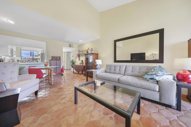 44 Malaga Drive, Rancho Mirage CA: https://media.crmls.org/mediaz/51bc2363-d0e5-41b0-9b6d-15352fb7c434.jpg