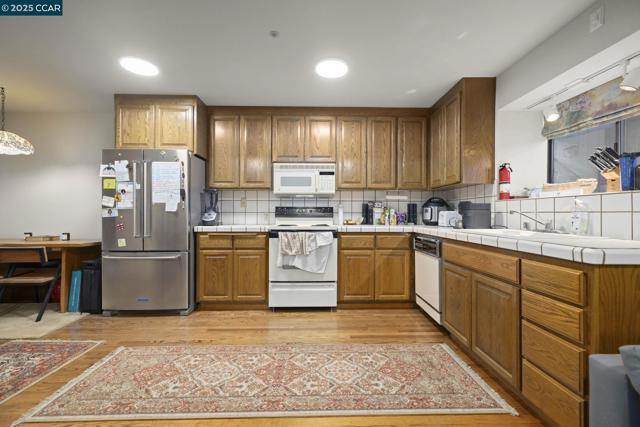 1383 Alvarado Rd, Berkeley CA: https://media.crmls.org/mediaz/51bc3a1a-1882-4444-984f-11bac53a8bc6.jpg