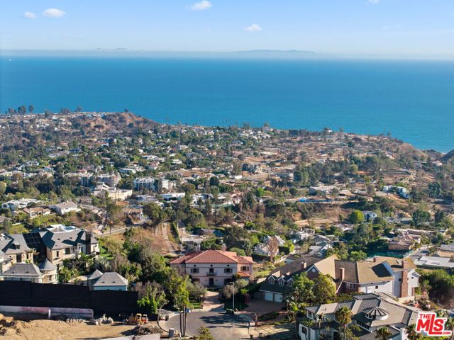 1476 Via Cresta, Pacific Palisades CA: https://media.crmls.org/mediaz/51bc9522-300f-49a7-9aeb-4e49f3eb773d.jpg