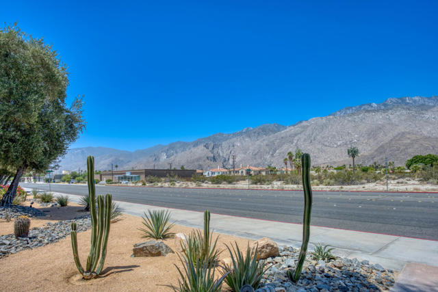 400 N Sunrise Way, Palm Springs CA: https://media.crmls.org/mediaz/51bca47e-c700-42a3-b254-adc9b6609e31.jpg