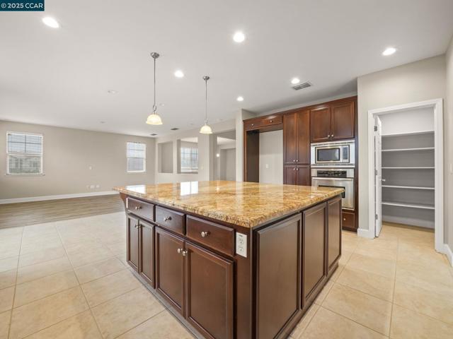 929 Painted Shore Court, Oakley CA: https://media.crmls.org/mediaz/51bcf21c-70f3-44e2-b4af-f97cba6ee0c3.jpg