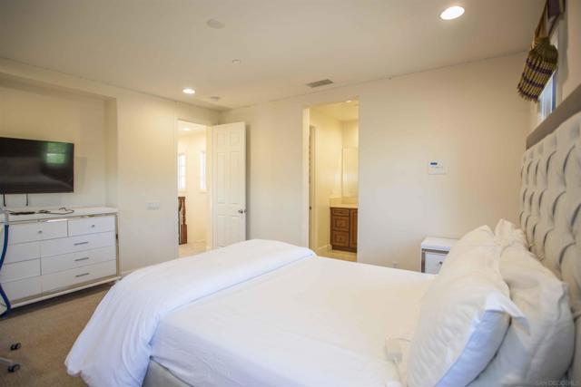16632 Rose Of Tralee Ln, San Diego CA: https://media.crmls.org/mediaz/51bd5737-eb75-4b09-a47e-be7bb68b46ad.jpg