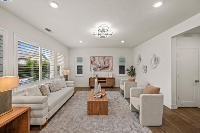 318 Paradiso Ct, San Ramon CA: https://media.crmls.org/mediaz/51bd63ba-6d55-4bb5-be32-015d9b645fbc.jpg