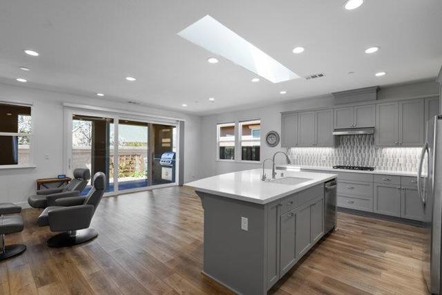 2008 White Oak Drive, Hollister CA: https://media.crmls.org/mediaz/51bf0c01-694e-4a11-82a1-c8e6af094226.jpg