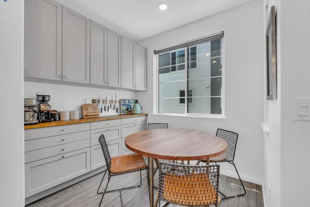 2866 Crusader st, Alameda CA: https://media.crmls.org/mediaz/51bf17ea-1046-4a8e-9e9a-215f96d7c855.jpg