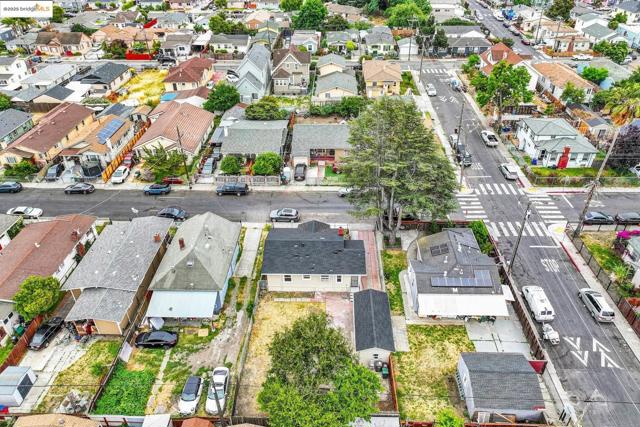 1009 106Th Ave, Oakland CA: https://media.crmls.org/mediaz/51c0a3db-9ec6-4056-84fb-df2aa5e479ab.jpg