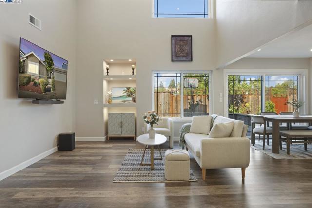 10034 Foxboro Cir, San Ramon CA: https://media.crmls.org/mediaz/51c15bf2-0964-48bf-9f89-b9b296069a73.jpg