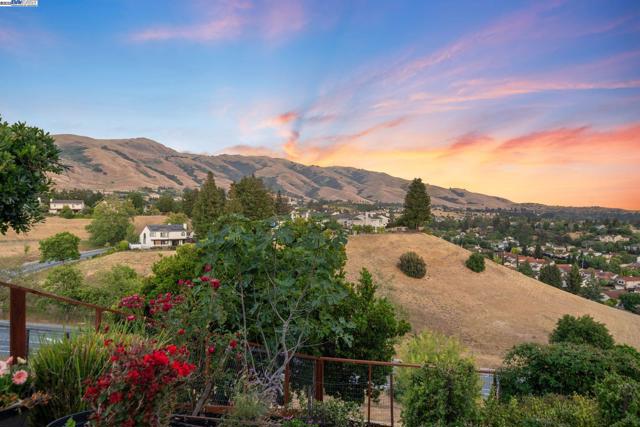 44030 Geddy Court, Fremont CA: https://media.crmls.org/mediaz/51c1aaa9-4080-4e15-8ff4-ce55cd275421.jpg