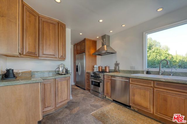 1300 Summitridge Drive, Beverly Hills CA: https://media.crmls.org/mediaz/51c3908d-cae3-48cf-bc7f-953590928b2b.jpg