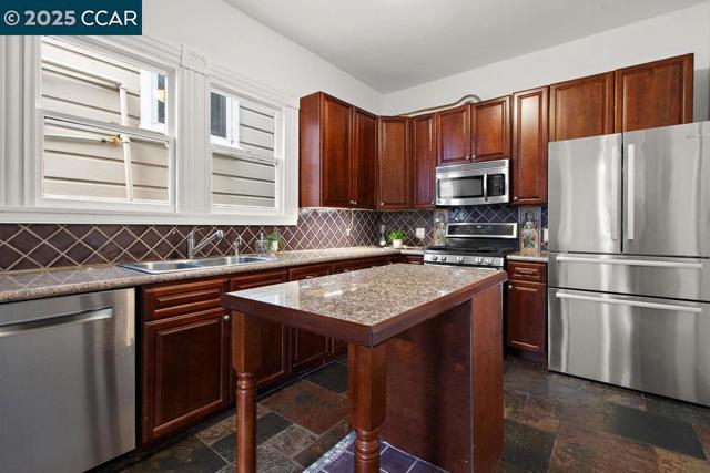 1613 Stanton St, Alameda CA: https://media.crmls.org/mediaz/51c3aa46-52be-42cb-adca-507052085433.jpg