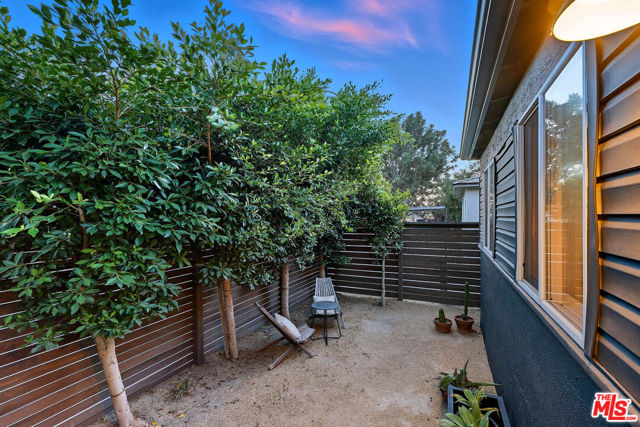 517 Venice Way, Venice CA: https://media.crmls.org/mediaz/51c40de0-4205-436c-8534-6bbf2ab68121.jpg
