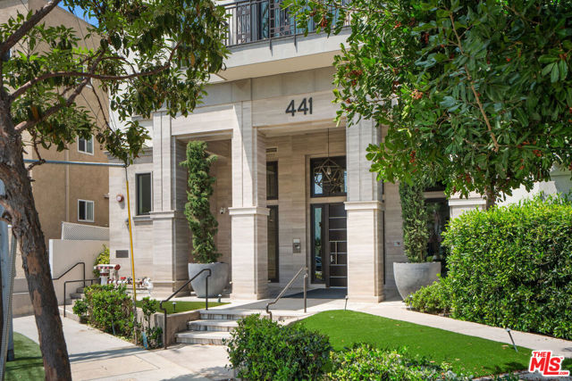 441 S Barrington Avenue, Los Angeles CA: https://media.crmls.org/mediaz/51c4c624-0cdf-4c9f-8d04-250f69f29b81.jpg