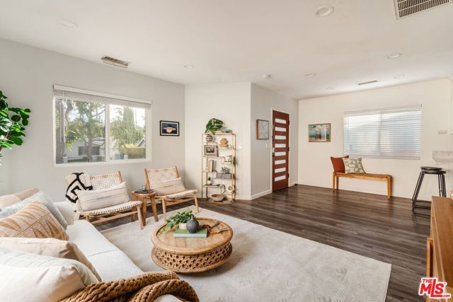 4427 Alumni Avenue, Los Angeles CA: https://media.crmls.org/mediaz/51c5433c-c2bd-43fb-8d55-2139b94665e0.jpg