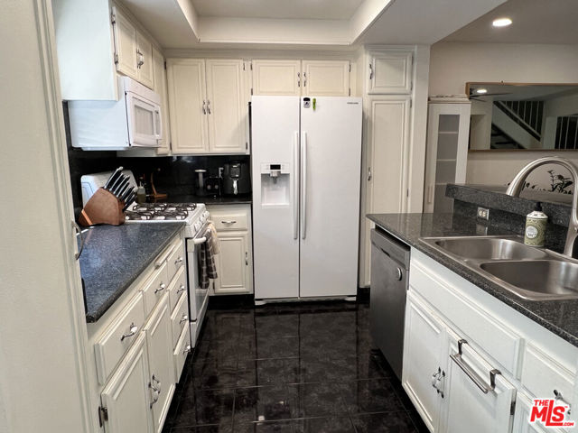 13609 Valerio Street, Van Nuys CA: https://media.crmls.org/mediaz/51c5c682-5c66-4c50-9d3a-4a625e2a4464.jpg